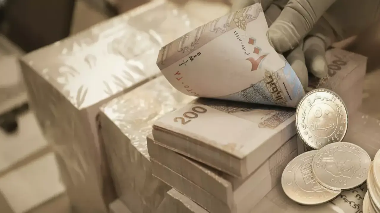 تباين حاد في أسعار الصرف يصل إلى 1083 ريالاً بين صنعاء وعدن